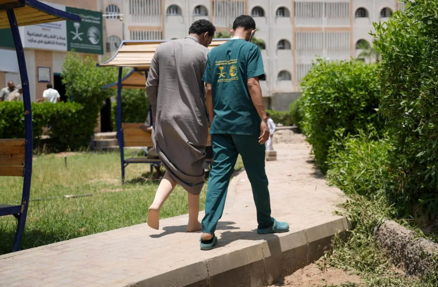 Almost 500 people in Yemen benefited from services provided by the prosthetics and rehabilitation center project in Marib governorate in May. (SPA)