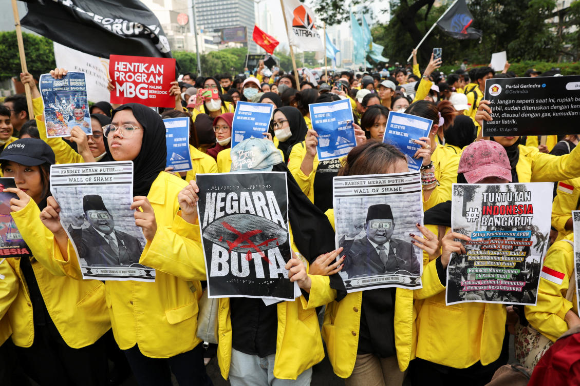 University students take part in a protest against government policies, including state budget spending, fuel price hike, free meals program, and expanded military roles in civilian affairs, in Jakarta, Jun. 12, 2026. (Reuters)