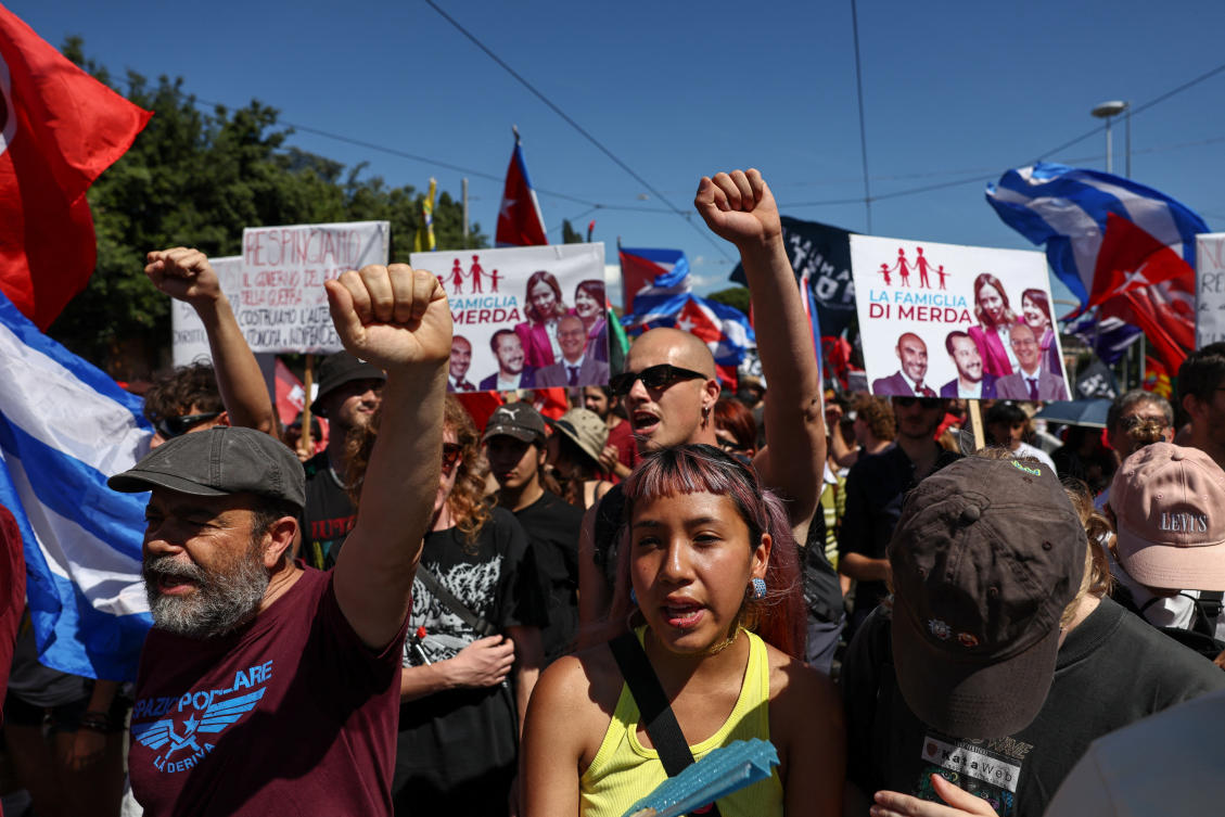Thousands march in Rome in anti- and pro-migration rallies