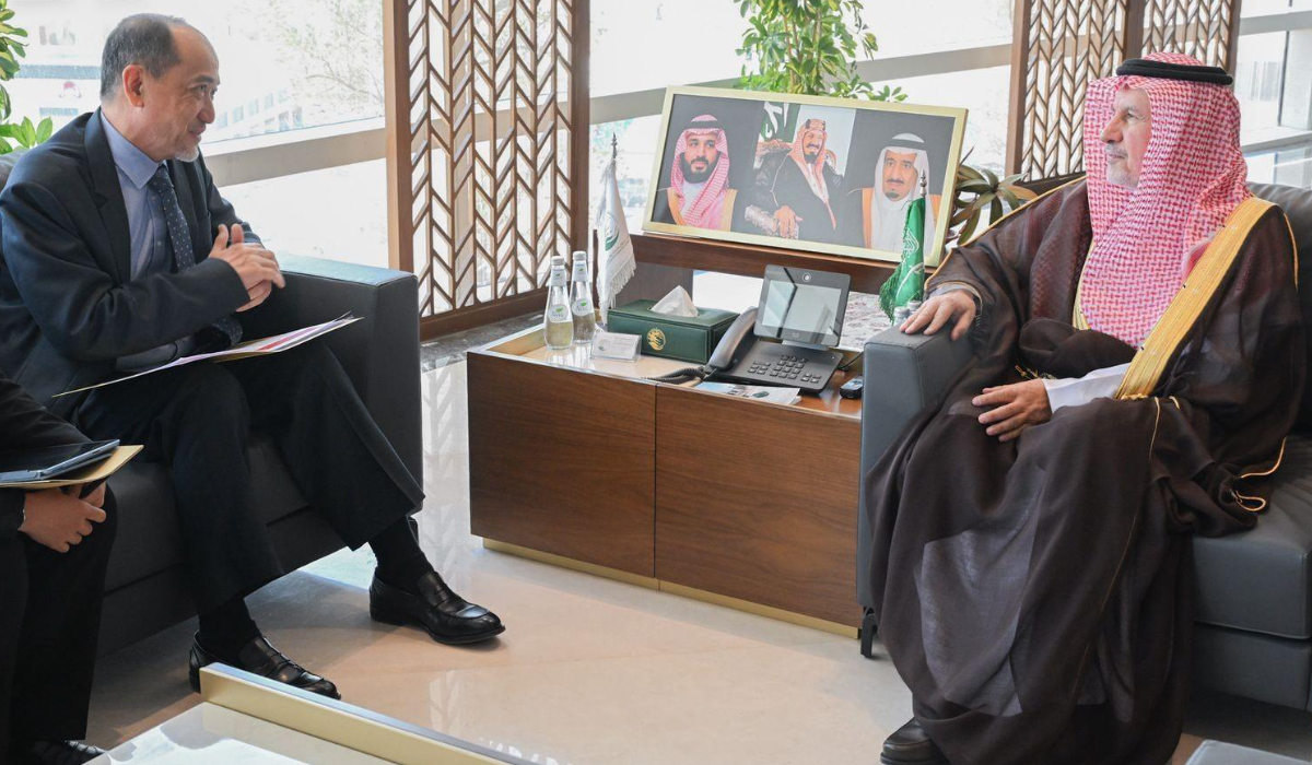 Dr. Abdullah Al-Rabeeah (R) holds talks with Harun Junid in Riyadh. (SPA)