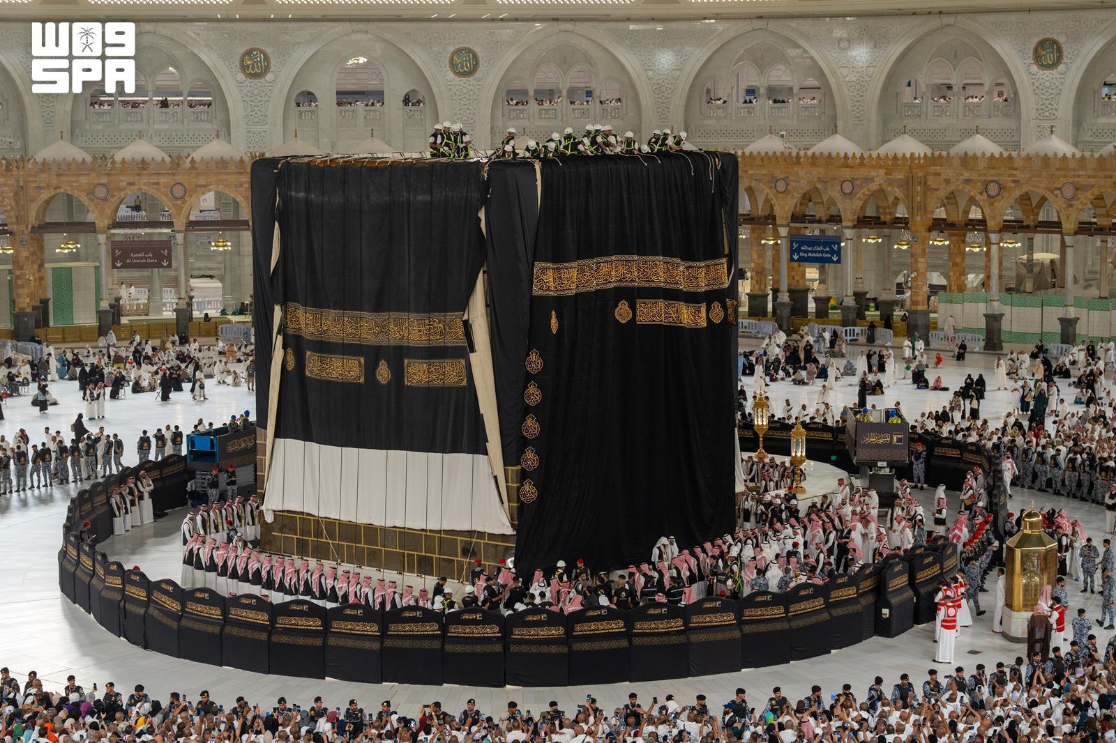 Its main fabric is black silk, which forms the outer covering and gives the kiswa its distinctive appearance. (SPA)
