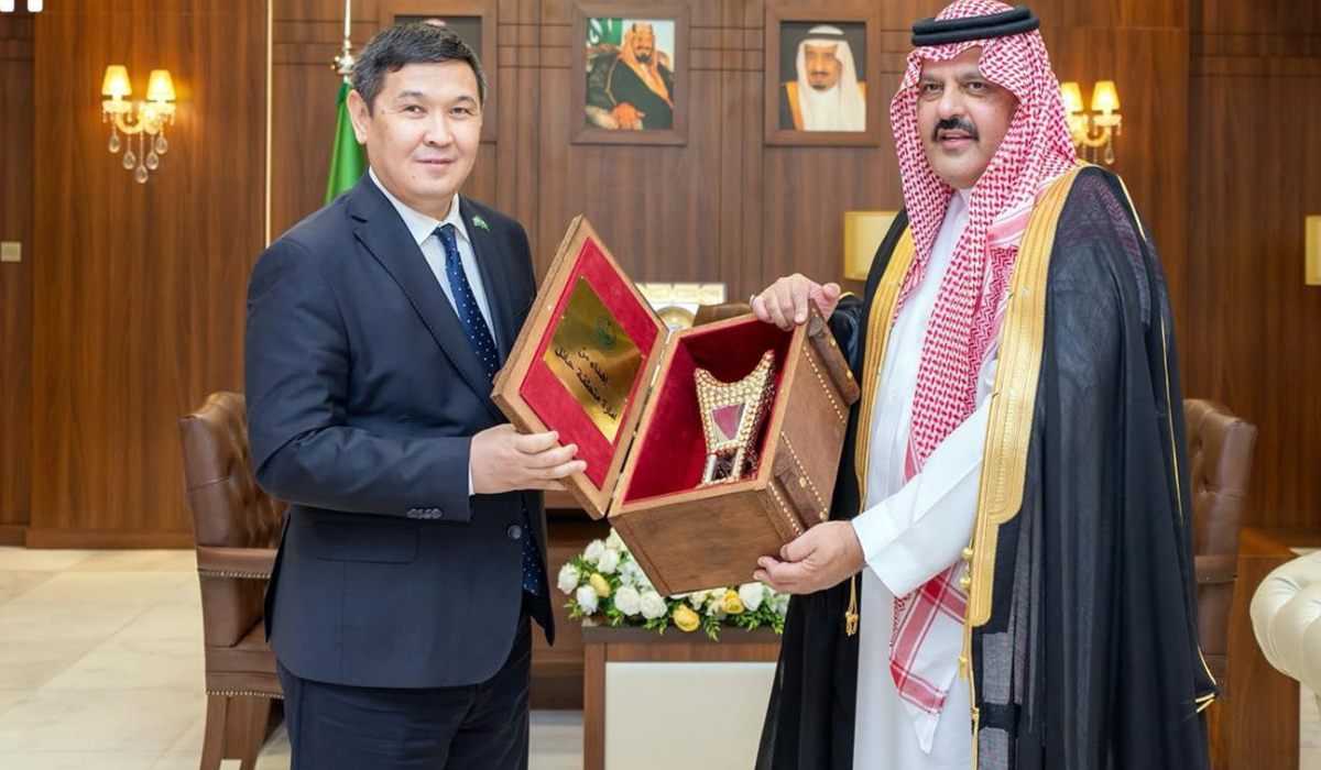 Hail Gov. Prince Abdulaziz bin Saad bin Abdulaziz (R) receives Madiyar Menilbekov. (SPA)