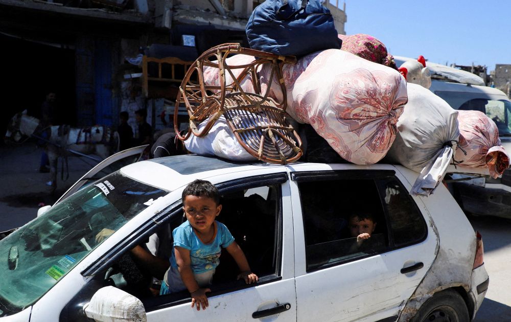 Palestinians flee their homes after Israeli forces advanced and moved markers to expand the ‘Yellow Zone’ under their control, Al-Tuffah, Gaza City, June 15, 2026. (Reuters)