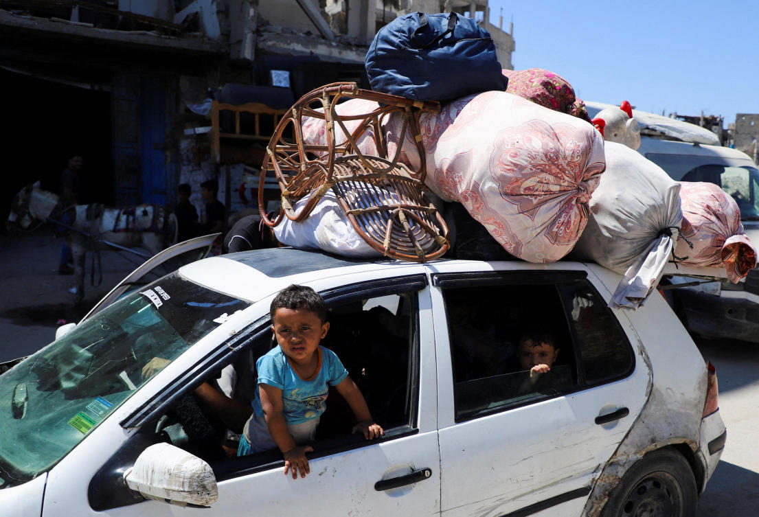 Palestinians flee their homes after Israeli forces advanced and moved markers to expand the "Yellow Zone" under their control, in Al-Tuffah in Gaza City,on Tuesday. (Reuters)