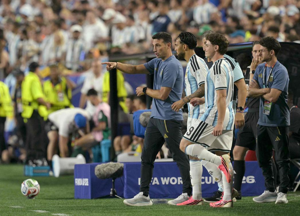 Argentina’s head coach Lionel Scaloni gives intructions to Nicolas Gonzalez alongside Julian Alvarez during their 2026 World Cup Group J match against Algeria at the Kansas City Stadium in Kansas City on June 16, 2026. (AFP)