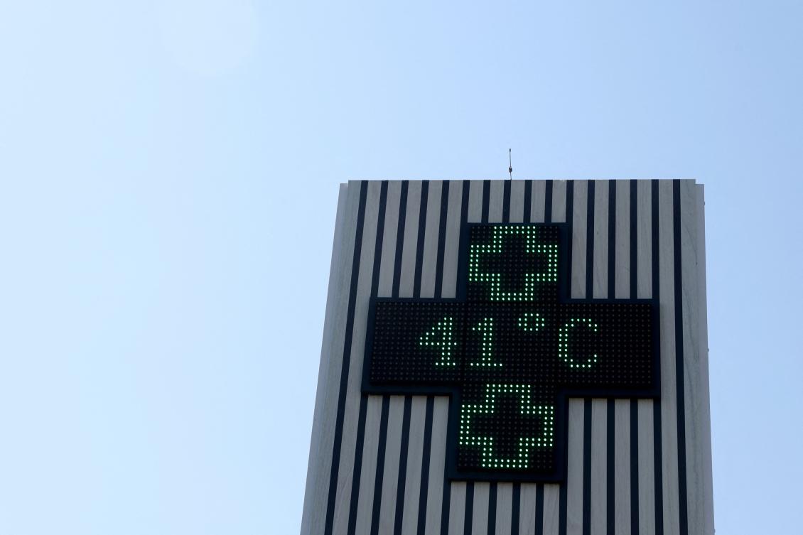 This photograph shows a pharmacy sign displaying the temperature of 41 degrees celsius in Creon near Bordeaux, south-western France, on Jun. 17, 2026. (AFP)