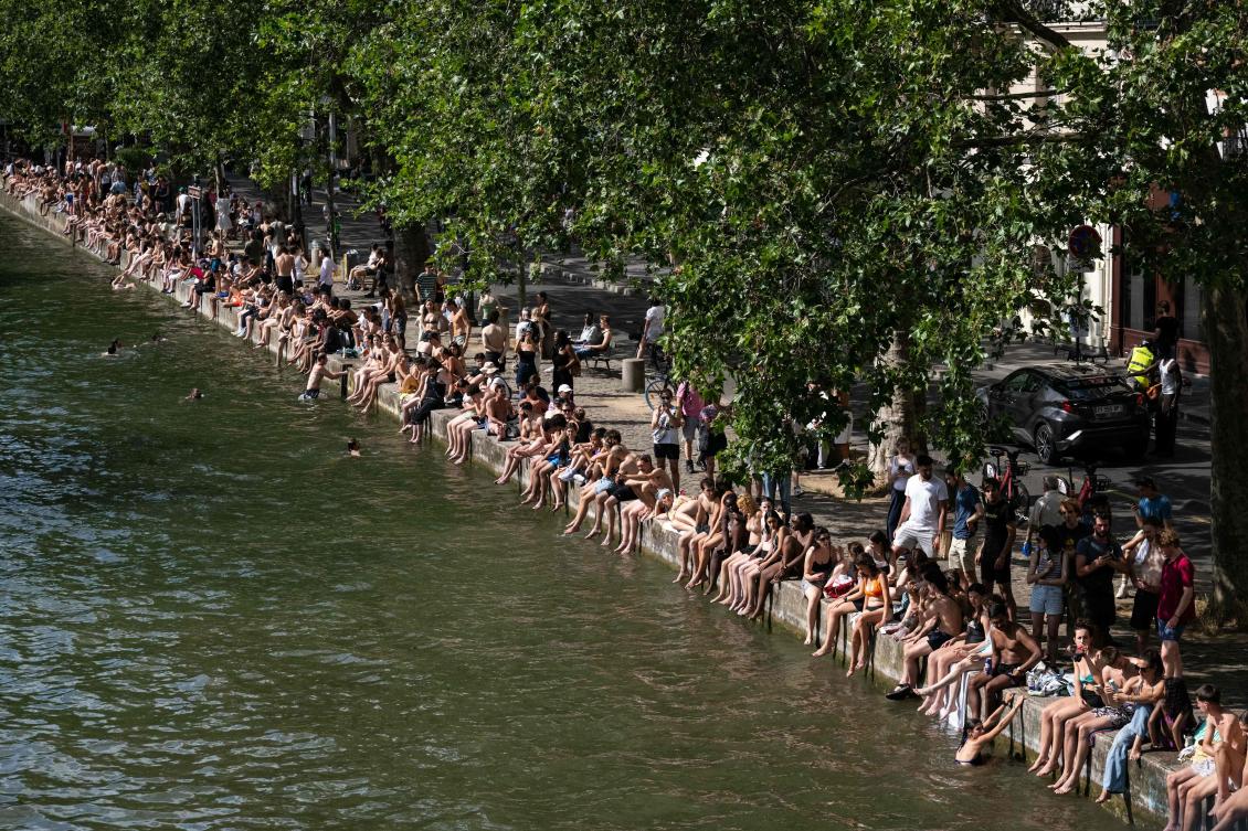 France on Sunday prepared to host its annual street music festival in boiling heat, with a third of the country placed on red alert and alcohol consumption banned. (AFP)