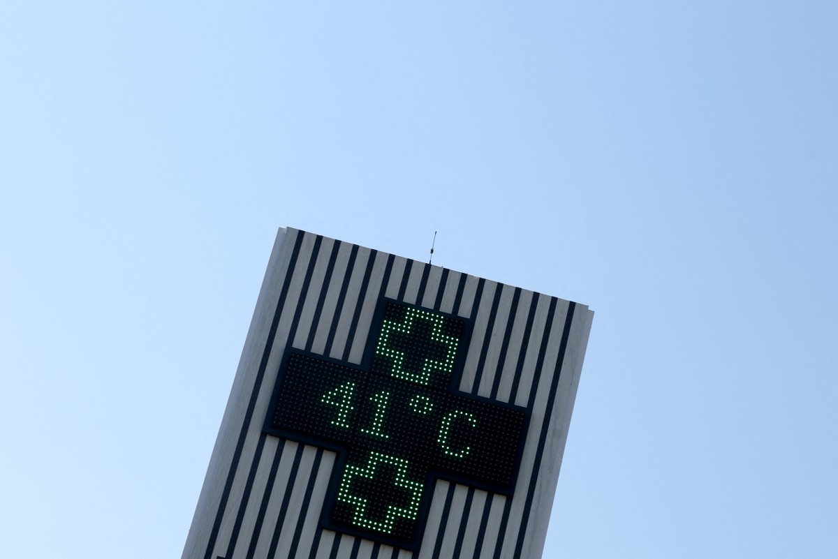 This photograph shows a pharmacy sign displaying a temperature of 41 degrees Celsius in Creon, near Bordeaux, south-western France, on June 17, 2026. (AFP)