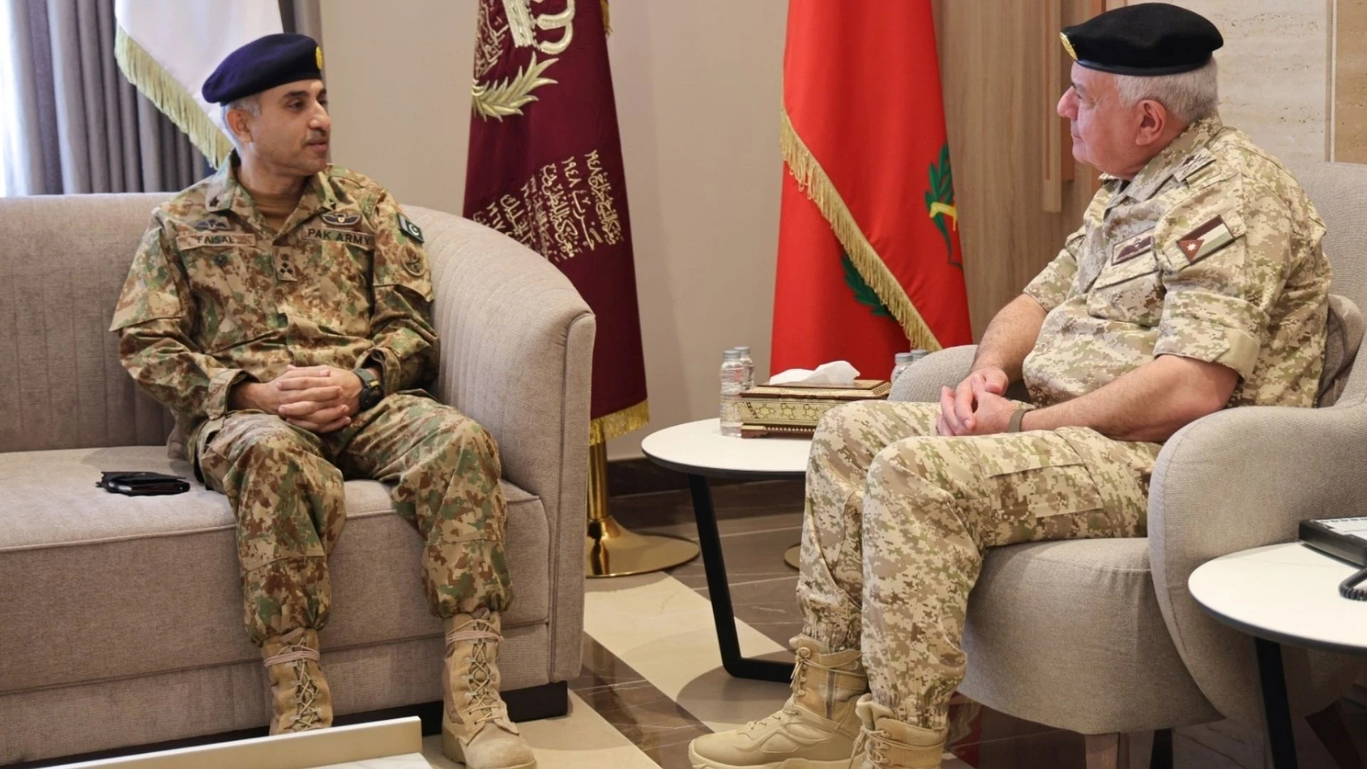Maj. Gen. Yousef Huneiti, Jordan’s Chairman of the Joint Chiefs of Staff, met with Brig. Faisal Khan, commander of Pakistan’s drone group. (JNA)