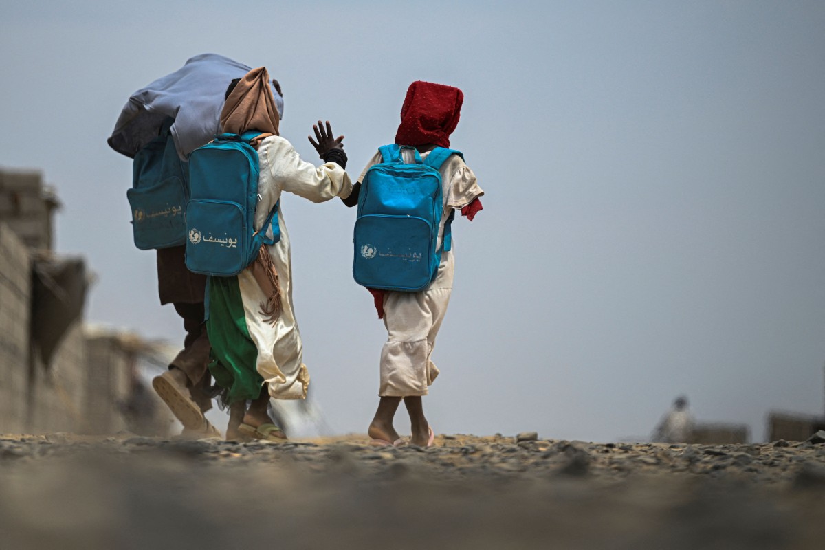 A Sudanese girl, who lost her right arm due to injuries sustained in the civil war, leaves an elementary school run by the Sudanese Coalition for Education in partnership with the United Nations International Children’s Emergency Fund (UNICEF), south of Port Sudan, April 26, 2026. (AFP)