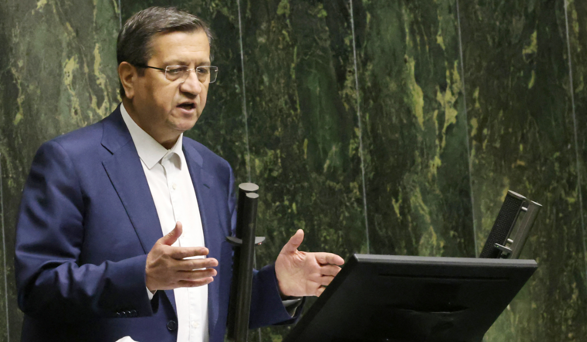 Iran's Finance Minister Abdolnaser Hemmati delivers a speech to members of parliament in Tehran on March 2, 2025, during impeachment proceedings against him. (AFP file photo)