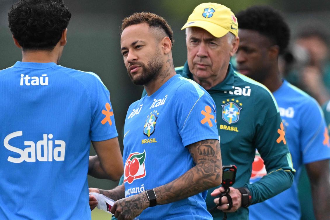 Brazil's forward #10 Neymar (C) speaks with a teammate eyed by Brazil's Italian head coach Carlo Ancelotti (R) during a training session at the Columbia Park Training Facility in Morristown, New Jersey on June 22, 2026, during the 2026 World Cup football tournament. (Photo by Mauro PIMENTEL / AFP)