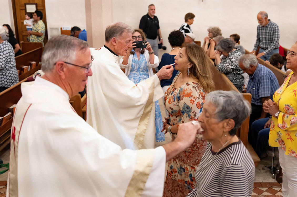Bishops give communion to congregations during the Border Mass 250 at Sacred Heart of Jesus Catholic Church in Nogales, Arizona, US Jun. 26, 2026. (Reuters)