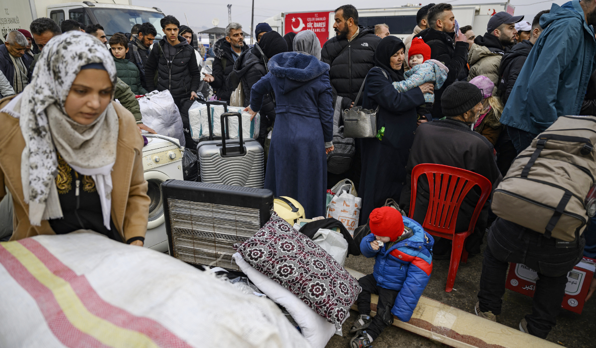 Syrians living in Turkey wait in a queue to enter Syria at the Cilvegozu border crossing gate in Reyhanli on December 12, 2024, following the oust of Syrian president. (AFP file photo)