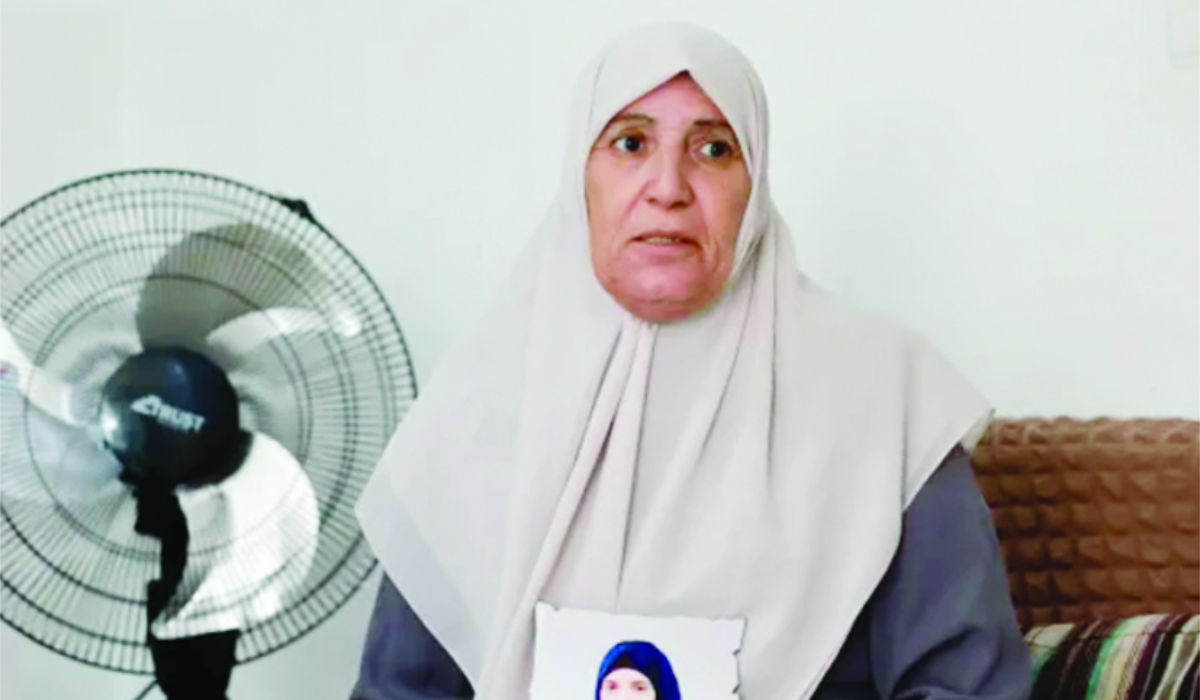 The mother of a prisoner holds a picture of her daughter. (Reuters file photo)