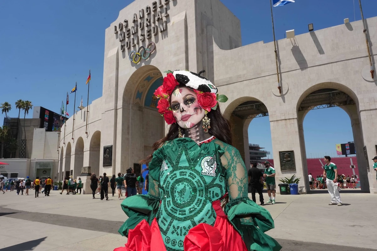 A Mexico fan poses during the FIFA World Cup 2026 Fan Festival at Los Angeles Memorial Coliseum. (Imagn Images)