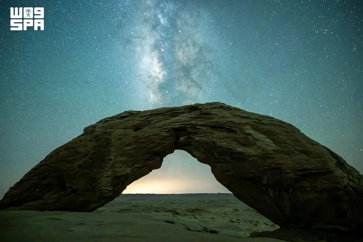 Tabuk after dark: Star trails, the Milky Way, and clear desert skies
