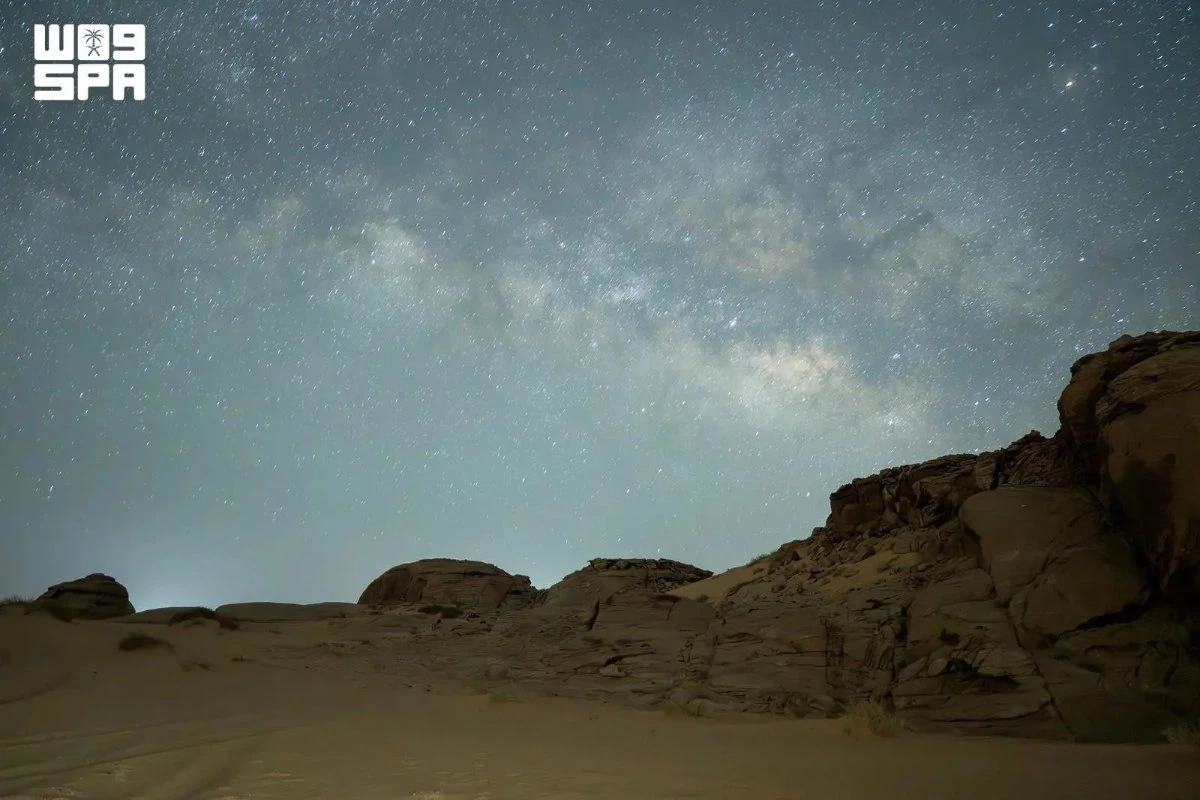 Tabuk after dark: Star trails, the Milky Way, and clear desert skies