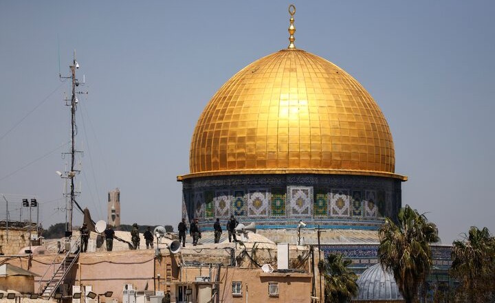 Israeli security forces stand on a rooftop near the compound that houses Al-Aqsa Mosque, Jerusalem, Apr. 15, 2022. (Reuters)