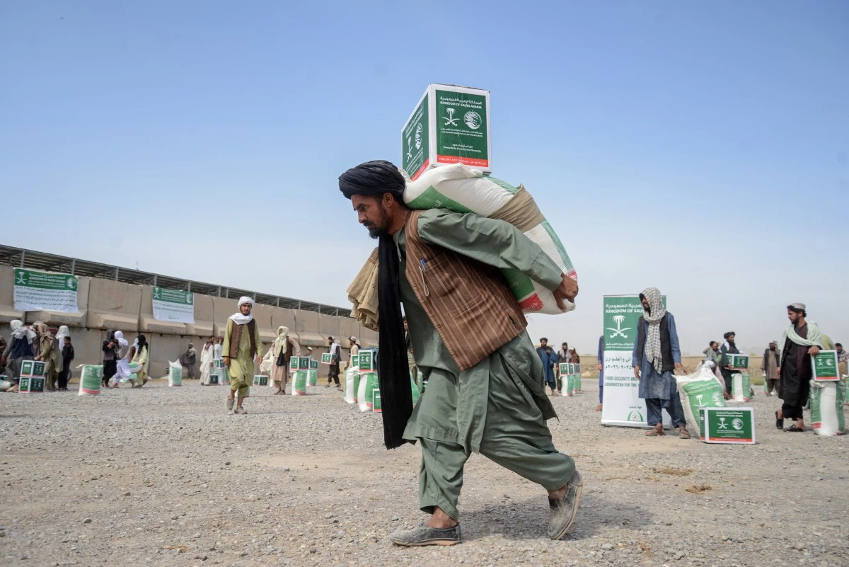 An Afghan man receives food aid distributed by the King Salman Humanitarian Aid and Relief Centre in Kandahar, Apr. 26, 2026. (Files/AFP)