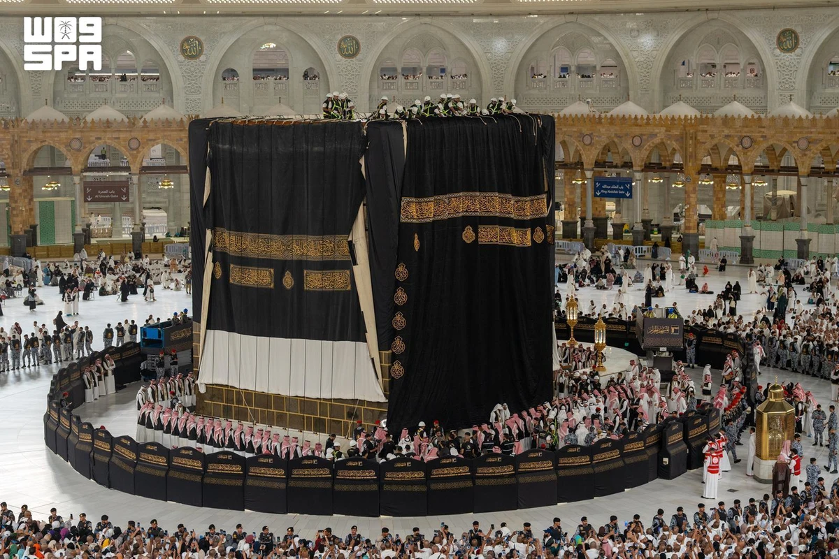 Its main fabric is black silk, which forms the outer covering and gives the kiswa its distinctive appearance. (SPA)