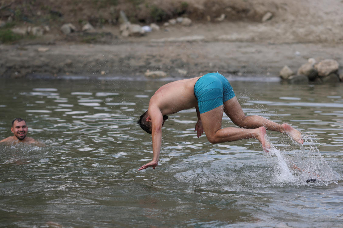 People cool off in the Arges River during a heatwave that hit Romania, in 1 Decembrie, Ilfov county, Jun. 30, 2026. (Reuters)