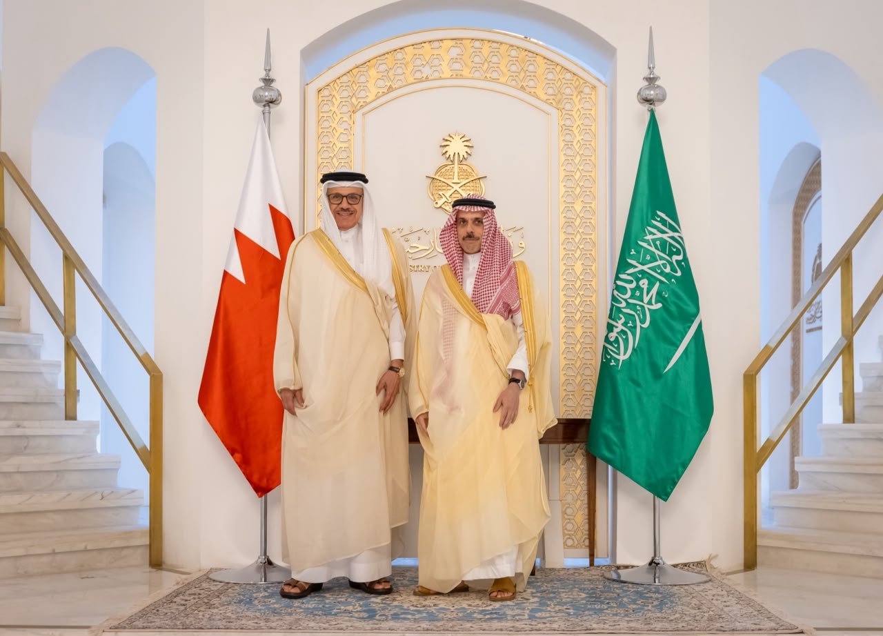 The foreign ministers of Saudi Arabia and Bahrain Prince Faisal bin Farhan and Abdullatif bin Rashid Al-Zayani meet in Riyadh on Sunday. (SPA)