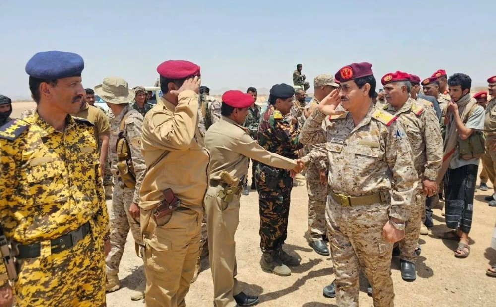 Defense Minister Lieutenant General Tahir Al-Aqili meets forces deployed in Shabwa. (Shabwa Press Office)