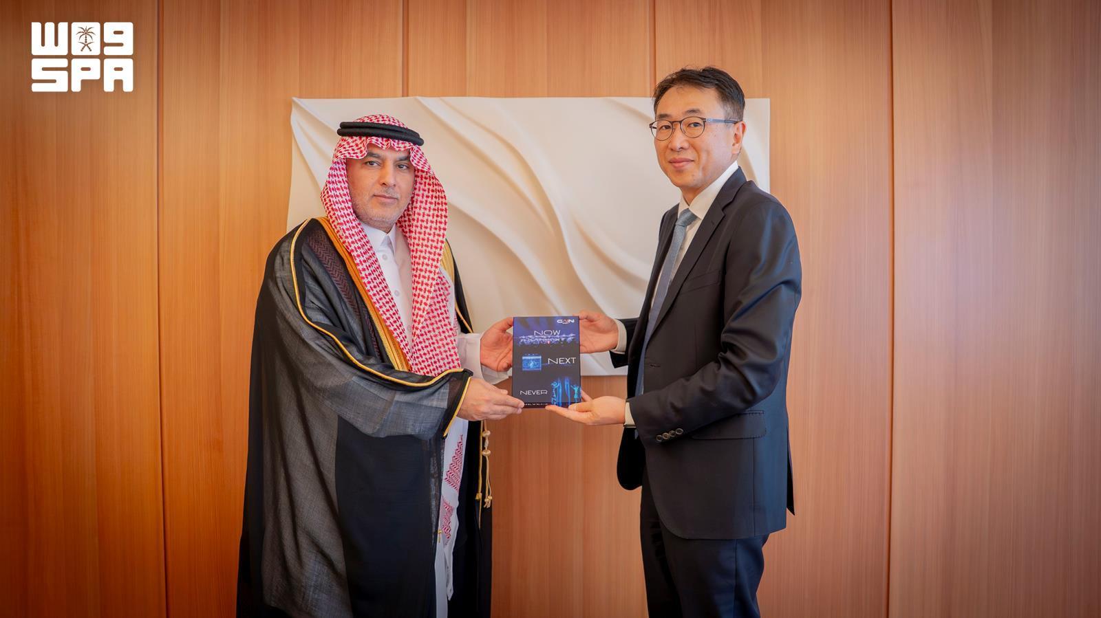 Saudi Data and AI Authority President Abdullah Al-Ghamdi holds talks with World Bank Vice President for Digital and AI Sangbu Kim in Geneva. (SPA)