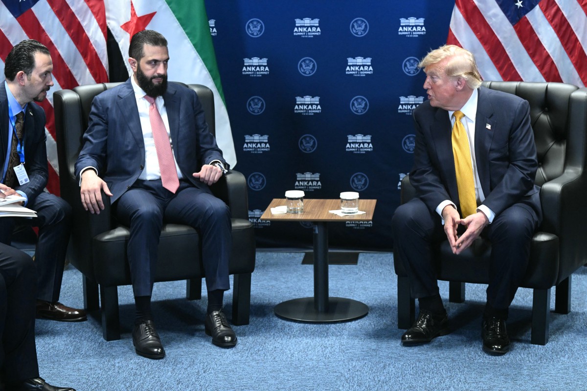 US President Donald Trump meets Syrian President Ahmed Al-Sharaa (L) on the sidelines of the NATO summit in Ankara. (AFP photo)