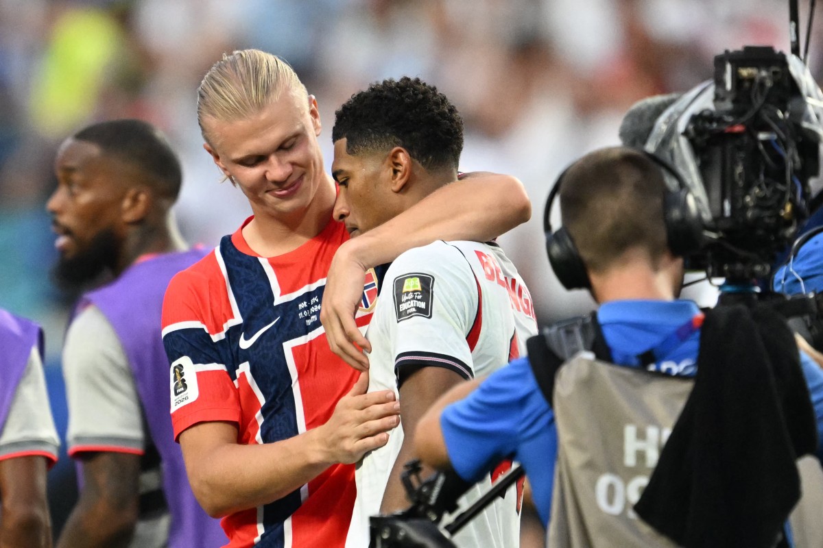 Norway's forward #09 Erling Braut Haaland (L) congratulates England's midfielder #10 Jude Bellingham. (AFP photo)
