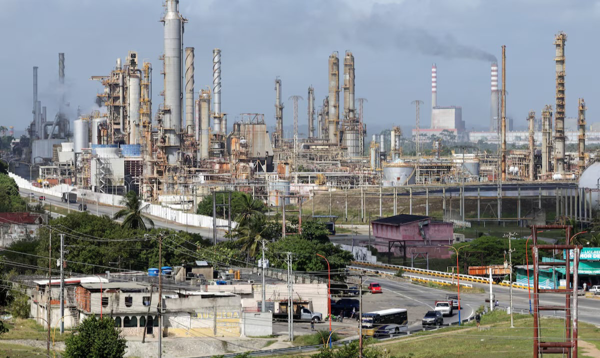 Venezuela’s smallest refinery restarts catalytic cracker, workers say