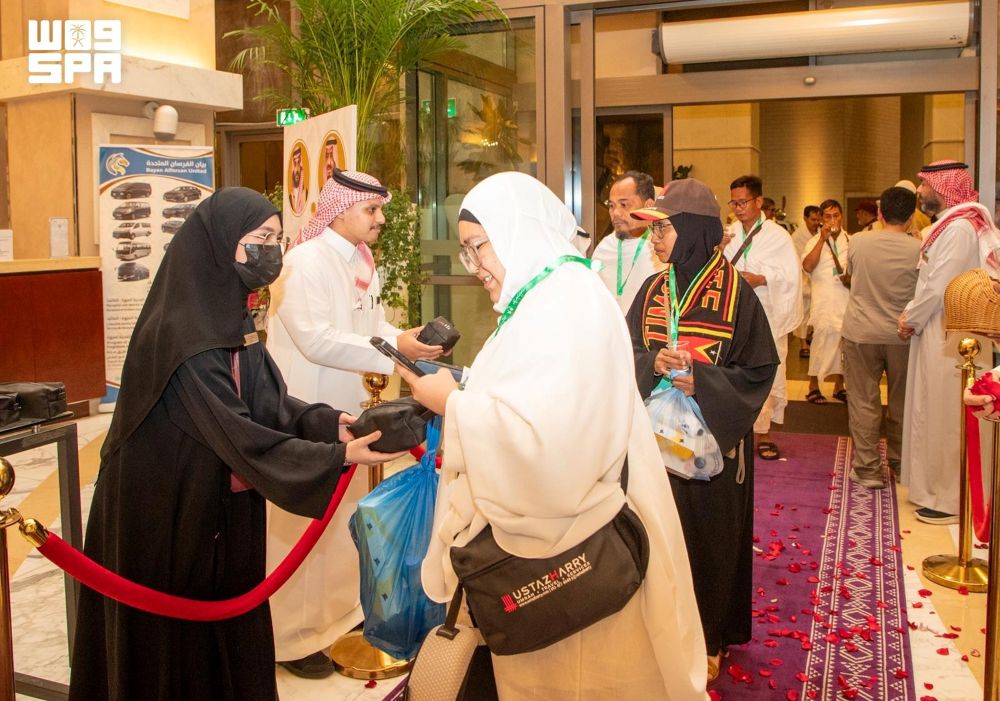 The first group of 250 pilgrims arrives in Makkah to perform Umrah after spending several days in Madinah. (SPA)