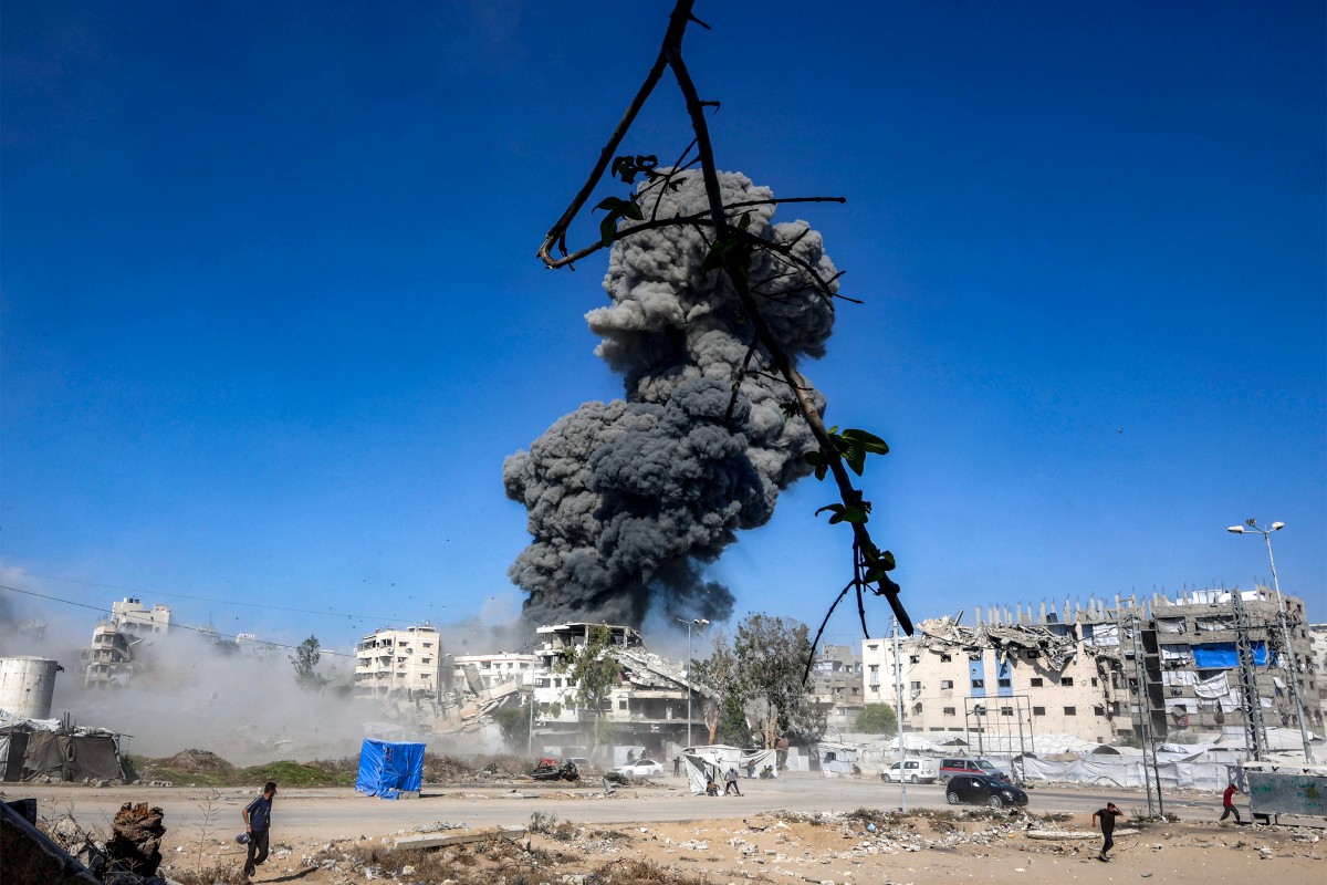 A smoke plume billows during an Israeli strike on an industrial area in Gaza City, Jul. 12, 2026. (AFP)