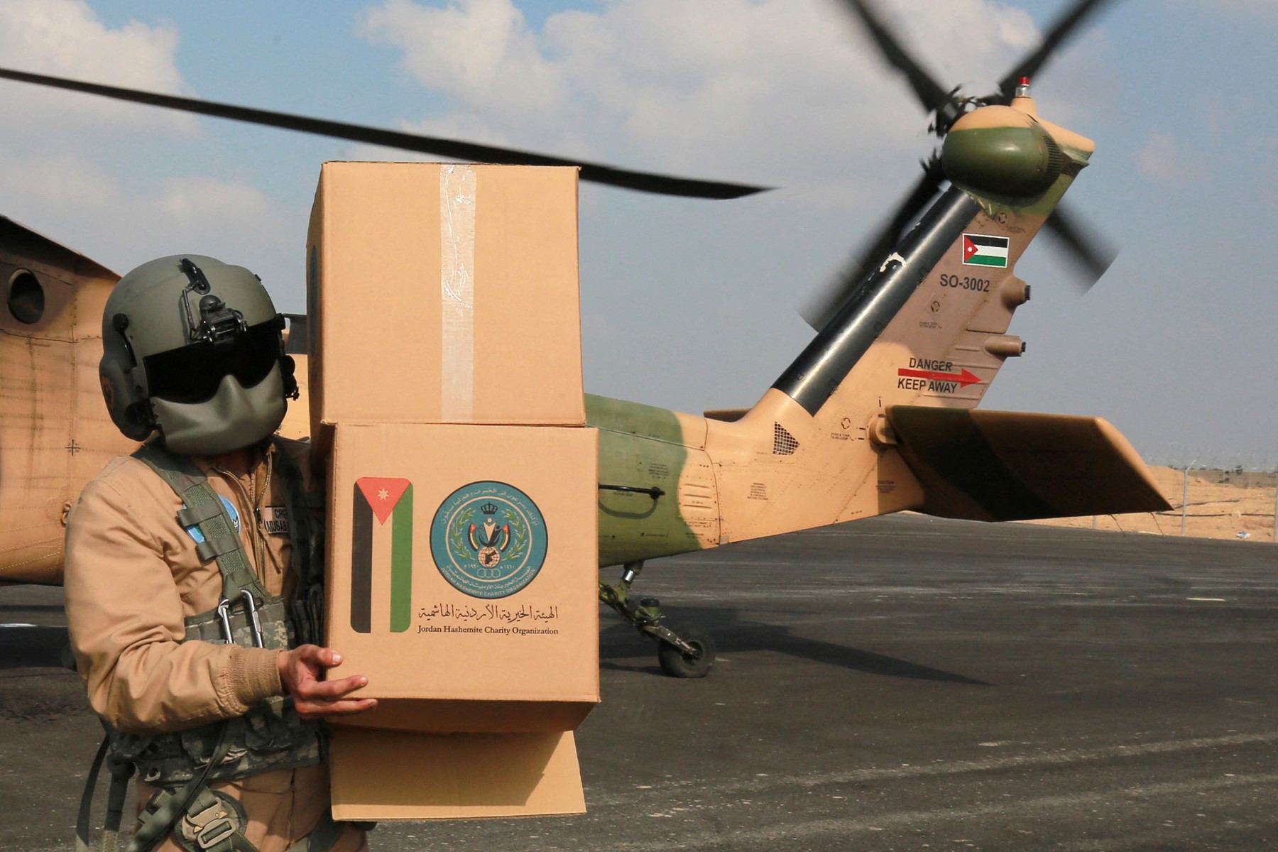A Jordanian soldier unloads humanitarian aid boxes sent by the kingdom to masses of displaced Palestinians in the Gaza Strip, after the landing of a Jordanian air force plane carrying the food and medical supplies at the Kissufim crossing between Gaza and Israel, Feb. 4, 2025. (Files/AFP)