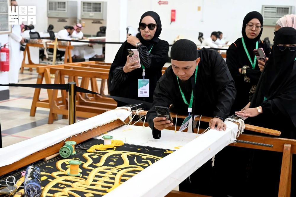 The first group of guests participating in the Custodian of the Two Holy Mosques’ Hajj, Umrah and Visitation Program has visited the King Abdulaziz Complex for the Holy Kaaba Kiswa. (SPA)
