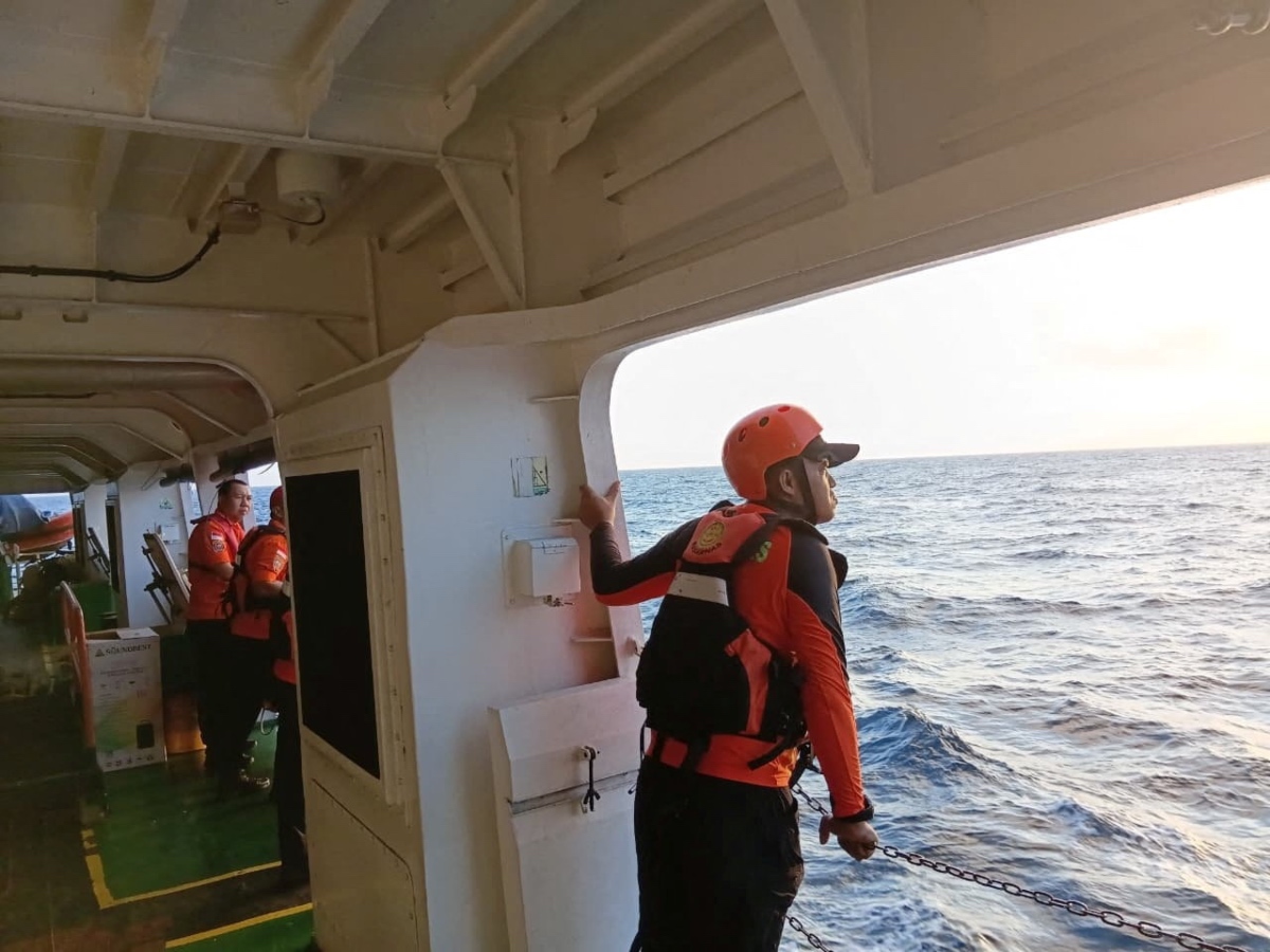 Rescuers search for missing people during an operation after a passenger boat KM Nurul Salsa sank off Selayar island in South Sulawesi. (Reuters)