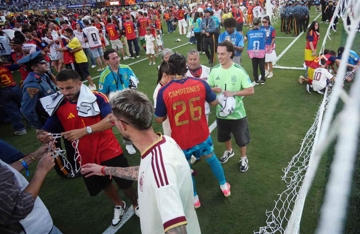 Soccer Football - FIFA World Cup 2026 - Final - Spain v Argentina - New York/New Jersey Stadium, East Rutherford, New Jersey, U.S. - July 19, 2026 Spain's David Raya celebrates with his family after winning the World Cup REUTERS/Omar Aziz