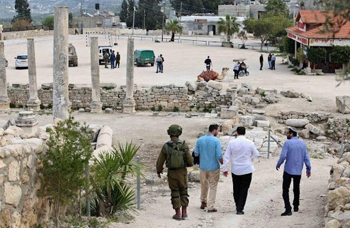 Settlers entered the area under the protection of Israeli forces while Muslim, Christian and Samaritan religious leaders held a gathering at the site. (WAFA)