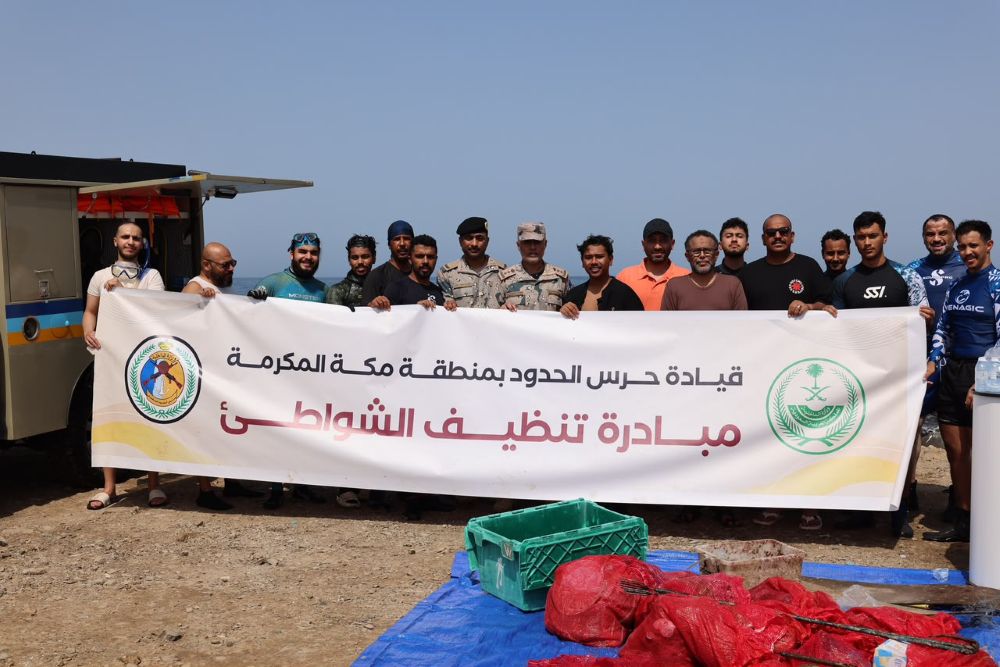 Saudi Border Guard in the Makkah region has launched a volunteer initiative to clean the seabed at Salman Bay Beach in Jeddah governorate, with the participation of 30 volunteers. (Supplied)