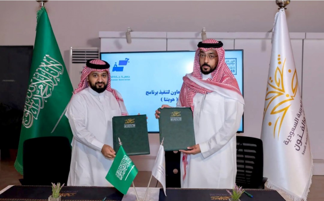 Khaled Al-Baz, Director General of the Saudi Arabian Society for Culture and Arts, and Ibrahim Al-Hakmi, Chairman of the Board of Directors of Jada Art Association, after signing the memorandum of cooperation. (SPA)