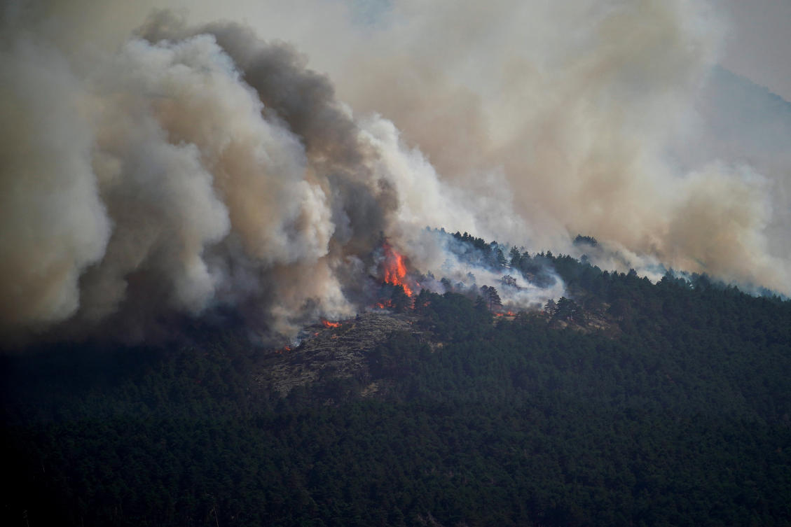 Smoke rises from the wildfire of La Mierla in Condemios de Arriba, Guadalajara, Jul. 22, 2026. (Reuters)