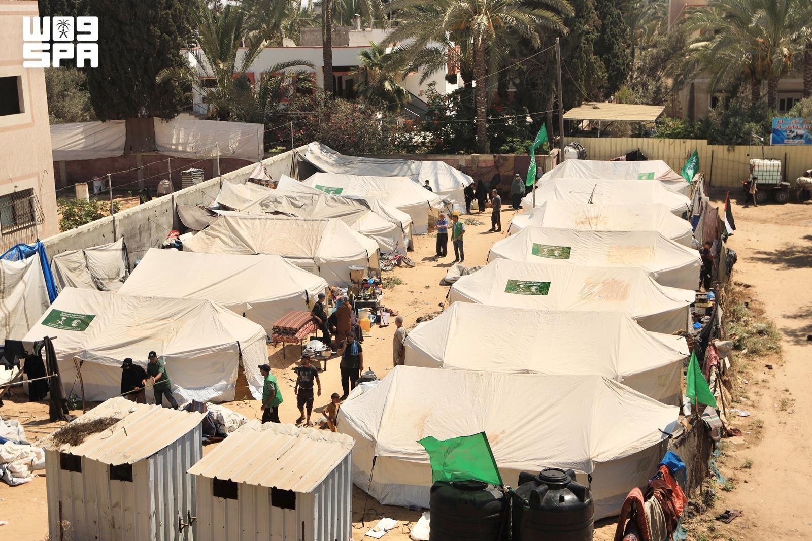 KSrelief established a new camp in Deir Al-Balah in the central Gaza Strip to shelter displaced people. (SPA)
