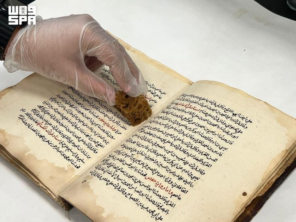The Restoration Center at King Abdulaziz Public Library treated and restored 10,861 items, including historical photographs, documents, maps, rare books, manuscripts, newspapers, and periodicals. (SPA)