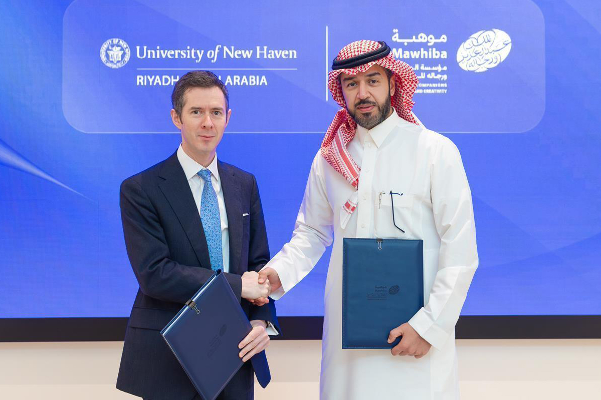 Mawhiba Secretary-General Abdulaziz Al-Karidis and University of New Haven Senior Vice President Leo Lester sign the memorandum of understanding in Riyadh. (SPA)