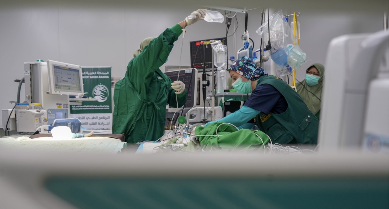 Saudi medics from a King Salman Humanitarian Aid and Relief Center team prepare for surgery at the M. Djamil Central General Hospital in Padang, West Sumatra,. (Indonesian Ministry of Health)