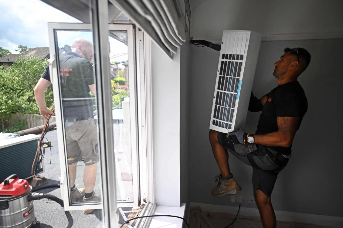 Experts urge caution as demand grows for AC in heatwave-hit UK