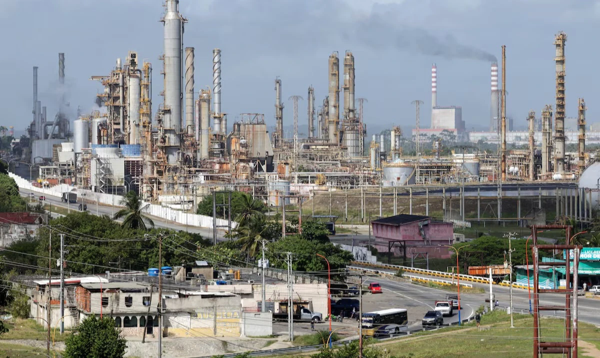 Venezuela’s smallest refinery restarts catalytic cracker, workers say