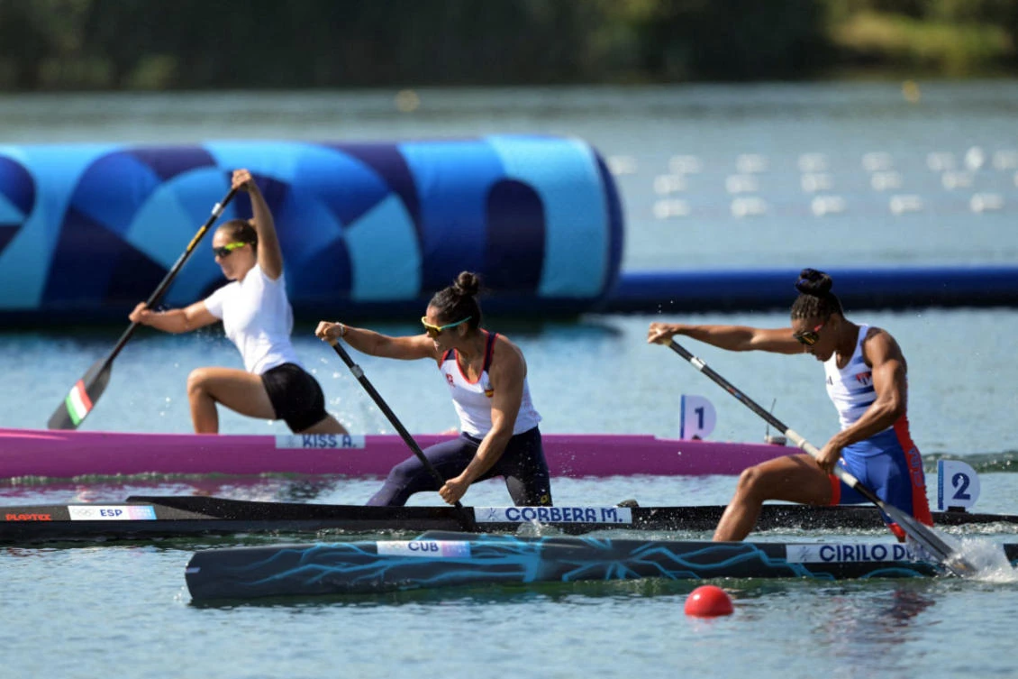 Cuba's Yarisleidis Cirilo Duboys (R) competes against Spain's Maria Corbera (C) in the women's canoe single 200m semifinal of the canoe sprint competition at Vaires-sur-Marne Nautical Stadium in Vaires-sur-Marne during the Paris 2024 Olympic Games on August 10, 2024. (AFP file photo)e