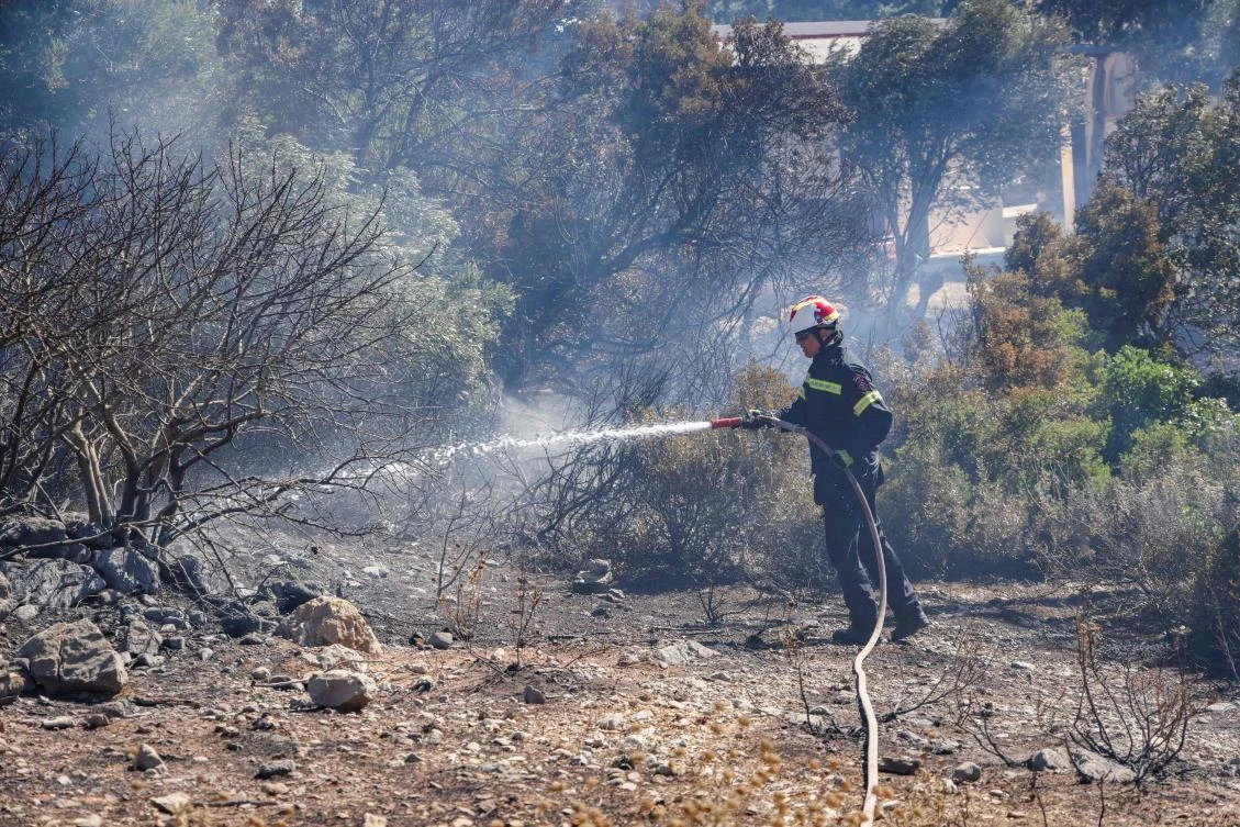 Wildfire rages on Crete as strong winds hamper firefighting
